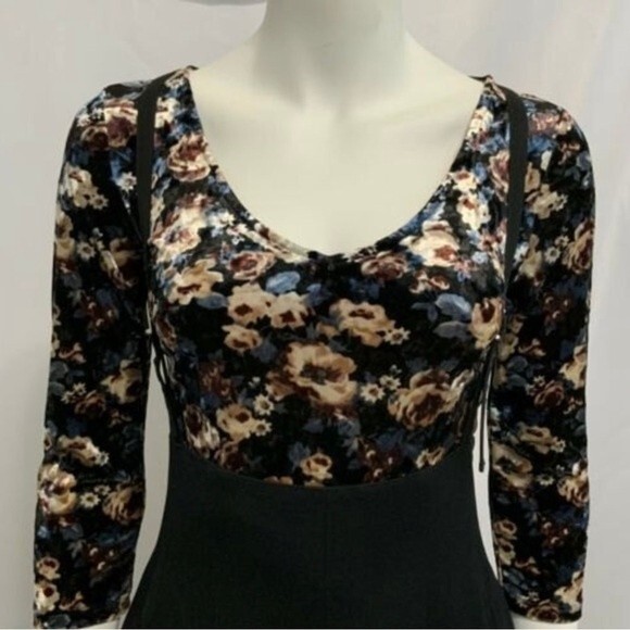 Forever 21 Floral Velvety Long Sleeve Crop Top M - Picture 7 of 7